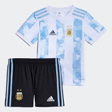 En el lado izquierdo del pecho se ubica el escudo de la unión argentina de rugby con el yaguareté que lo caracteriza y no del verdadero puma que da nombre al equipo; Camiseta Y Uniforme De Argentina Adidas Argentina