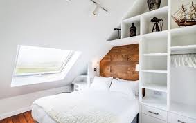 1001 solutions ingenieuses d amenagement sous pente amenagement combles chambre petite chambre mansardee amenagement sous pente