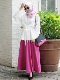 Harga jilbab serut kombinasi motif bunga hijab instant kerudung jersey serut rp18 900 harga kerudung bergo instant motif ranting zemira tali serut anti kusut rp36 000 harga serut kombi motif rp12 500. Padu Padan Jilbab Motif Bunga Dari Indah Nada Puspita Hingga Lulu Elhasbu