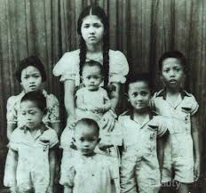 Beliau dikenal dengan nama lengkap bacharuddin jusuf. Kumpulan Foto Lawas Bj Habibie Yang Tampan Dari Kecil Hingga Menikah