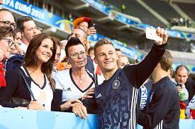 Йозуа киммих | joshua kimmich. Familie Ist Joshua Kimmich Wichtig Nach Dem Spiel Gegen Die Slowakei Feierte Er Zusammen Mit Mutter Anja Links Vater Berthold Rechts Und Freundin Lina Meyer Schwarzwalder Bote