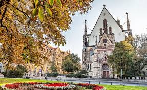 Wizz air, cea mai mare companie aeriană low cost din europa centrală și de est, operează zboruri către și de pe aeroportul internațional viena și oferă tarife mici pentru zborurile către bosnia, bulgaria, cipru, danemarca, georgia, grecia, italia, germania, macedonia de nord, norvegia. Zboruri CÄƒtre Germania Wizz Air