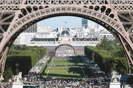 Le personnel super accueillant et très gentil, l'emplacement, le petit balcon avec vue sur la tour eiffel, le service, le confort de la literie, la salle de bains et la chambre, la moquette moelleuse et toute douce. En Images Un Grand Palais Ephemere Aux Pieds De La Tour Eiffel Pendant Quatre Ans Actu Paris
