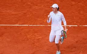 法網恢恢 ╳ 法網灰灰 「恢」是寬闊、廣大的意思；「灰」是指物體燃燒後所剩下的粉屑。「法網恢 恢」是指上天的法網雖寬大稀疏，但絕不會縱容作惡的壞人；後比喻犯法者難 逃法律的制裁。所以「法網恢恢」當用「恢」而非「灰」。 æ³•ç¶²