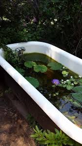 30 Lustige Und Kreative Moglichkeiten Eine Alte Badewanne Wiederzuverwenden In 2020 Alte Badewanne Kleine Brunnen Wasserhahn Garten
