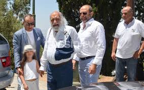 Κάνοντας αργά βήματα και πολύ συγκινημένος μπήκε στο πλατό της. Deite Ton Patera Toy Krateroy Katsoylh Sth Baptish Toy Eggonoy Toy Gossip Tv Gr