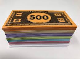 El juego de monopoly con una máquina que expulsa el dinero. Como Jugar Al Monopoly Reglas Y Manual De Instrucciones
