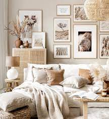 Egal ob total verrückt oder einfach nur außergewöhnlich, unsere wohnzimmer gestalten beige sorgen für anregungen beim einrichten und dekorieren, streichen und umräumen.damit wir uns auch jeden tag zu hause wohlfühlen. Naturfarbene Bilderwand Naturbilder Beige Wohnzimmer Eichenrahmen Inspiration Bilderwand Posterstore De