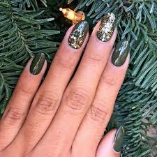 There seems to be some technical problem(s) at the moment, we are. Galerie Nejkrasnejsi Vanocni Manikura Kterou Zvladnete I Sama Foto 1 Blesk Cz Christmas Nails Christmas Nail Designs Christmas Nail Art Designs