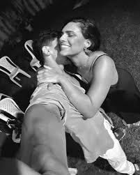 Que sempre exista amor nos recomeços… vamos lá 2025 🍾🥂