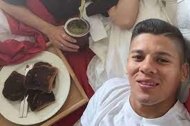 Formado em educação física pela universidade de são paulo em 1975, diplomado em yoga pelo instituto kaivalyadhama em 1980, phd em ciência do yoga em 1999 (índia) e mestre pelo. Marcos Rojo Accidentally Reveals To The World A Plate Of Burnt Toast Bleacher Report Latest News Videos And Highlights