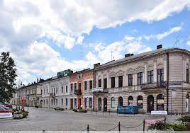 It has a population of around 83,896 as of 2018. Pierzeja Zachodnia Pl Rynek Nowy Sacz Zdjecia