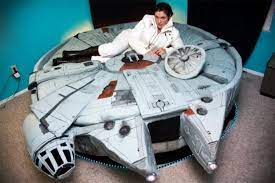 If you're a star wars fan who's been watching the show (and really surely you have), then you know by now that at the end of the season finale we saw luke skywalker return. Kurioses Am Morgen Ein Bett Fur Echte Star Wars Fans Der Millenium Falke