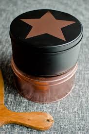 Weihnachtskarten basteln kann auch mit selbst geschaffen geschenken kombiniert werden. Keksdosen Verschonerung Leelah Loves