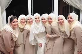 Ketika aku intip yang kedua kali dia mengoleskan cairan disekujur tubuhnya. Baju Bridesmaid Overshadow Pengantin Radea