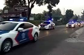 Gambar gambar mewarnai mobil polisi kumpulan gambar. Detik Detik Mobil Pick Up Bawa Motor Drag Dihadang Polisi Dramatis Mobimoto Com