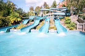 Toboggan géant, balançoire de 8 mètres de haut, trampolines et autres parcours aquatiques. Les Parcs Aquatiques En France Adresse Guide Tarifs Etc
