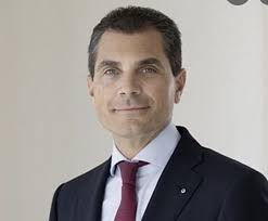 Collardi ist einer von nur drei partnern, die in den vergangenen vierzig jahren von aussen geholt und direkt zum partner gekürt wurden, ohne vorher beruflich bei pictet tätig gewesen zu sein. Ghk2i1wwp6duym