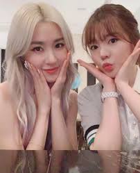 Jarang Terekspos, 9 Potret Manis Kedekatan Tiffany dan Sunny SNSD