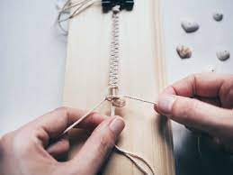 Band und perlen bilden die basis für ein individuelles schmuckstück. Diy Makramee Armband Aus Kreuzknoten Mit Muscheln Und Perlen Yeah Handmade