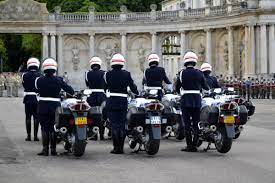 It is actually part of the armed forces, and is « owned » by the ministry of defence, though la police nationale is a civilian organisation, while la gendarmerie is a military organisation. Quelle Difference Entre Police Et Gendarmerie Police Municipale Nationale Armee