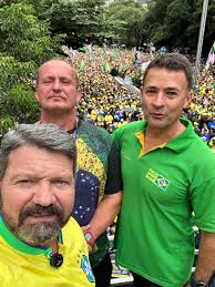A Avenida Paulista é verde amarelo É Brasil É família É Democracia. Não  para de chegar gente aqui! É @jairbolsonaro ! Aqui está gigantesco!