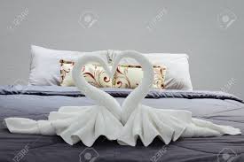 Distributeur de serviettes en forme de cygne en photos. Serviette Pliee En Forme De Cygne Sur Drap De Lit Banque D Images Et Photos Libres De Droits Image 54527137