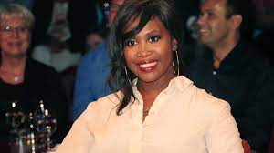 Motsi mabuse has taken to the role of replacing dame darcey bussell as judge on strictly come motsi mabuse is the new judge on strictly come dancing 2019credit: Let S Dance Jurorin Motsi Mabuse Ist Schwanger