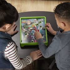 Aquí te presento 10 juegos para niños de 1 año que los entretendrá y ayudará a desarrollar importantes habilidades físicas y mentales. Operando Toy Story Buzz Lightyear