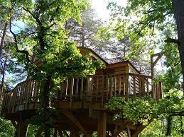 Dormir dans une des cabanes dans les arbres fait partie des séjours insolites du moment. Nuit Romantique Cabane Perchee Dans Les Arbres Pres De Millau
