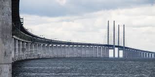 Högbron består av en 1 092 m lång snedkabelbro, vars pyloner är 203,5 m höga. Oresundsbron The Oresund Bridge Guidebooksweden