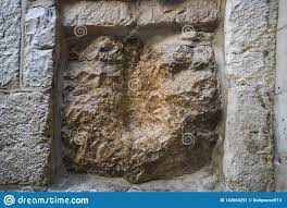 Today, you can explore the homeland of jesus in an exciting and revelatory day trip from jerusalem. Uber Dolorosa Jerusalem Israel Ein Alter Quadratischer Stein Mit Einem Hohlraum Der Das Impressum Von Jesus Hand Soll Jerusalem Stockbild Bild Von Prophet Hand 142664291