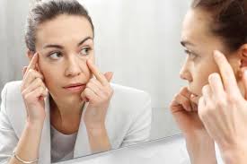 Pada saat ini akan terasa denyutan di bagian tengah dahi seseorang yaitu di antara dahi kanan dan kiri. Mata Sering Kedutan Ketahui Penyebab Dan Perawatannya Halaman All Kompas Com