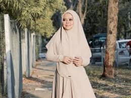 She was born in 1980s, in millennials generation. Hrdgi5muk3xh9m