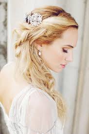 Fresh And Elegant Bridal Looks Perfect For A Spring Wedding Wedding Hair Down Boho Bridal Hair Bridal Hairdo