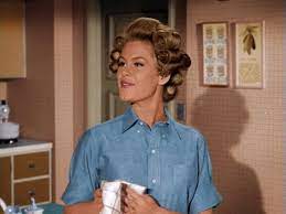 Elizabeth Montgomery Avec Ses Bigoudis Ma Sorciere Bien Aime Bigoudis Je T Aime Bien Ma Sorciere Bien Aimee