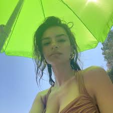 Emily ratajkowski is known as model and actress who starred in the popular blurred lines music video and appeared on icarly from 2009 to 2010. Bhdey9rnyfdkzm