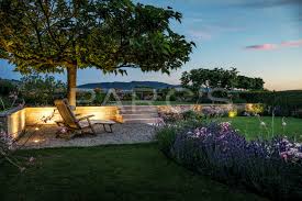 Beleuchtete Mauer Sitzplatz Im Garten In 2020 Privatgarten Gartengestaltung Garten