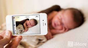 Masa yang sesuai untuk mempunyai gambar baru lahir anak anda adalah dalam tempoh dua minggu pertama kehidupan ketika mereka berada di tempat tidur. Bolehkah Upload Gambar Bayi Baru Lahir Di Media Sosial