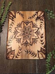 art a bois fait a la main mandala dimensions 13 x 10 cintre en dents de scie sur le dos pour un accr wood burning crafts wood burning art wood burning patterns