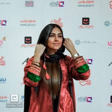 مصرف‌کنندگان این ماده در دفعات اولیه. ÛŒÚ© Ø¹Ø§Ø´Ù‚Ø§Ù†Ù‡ Ø§Ø¬ØªÙ…Ø§Ø¹ÛŒ Ø¯Ø± Ø´Ø¨Ú©Ù‡ Ù†Ù…Ø§ÛŒØ´ Ø®Ø§Ù†Ú¯ÛŒ ØªØµØ§ÙˆÛŒØ± Ø¨Ø§Ø²ÛŒÚ¯Ø±Ø§Ù† Ø±ÙˆÛŒ ÙØ±Ø´ Ù‚Ø±Ù…Ø² Ø§ÙØªØªØ§Ø­ÛŒÙ‡ Ù¾Ø§ÛŒÚ¯Ø§Ù‡ Ø®Ø¨Ø±ÛŒ ØªØ­Ù„ÛŒÙ„ÛŒ Ø³ÛŒÙ†Ù…Ø§ Ø³ÛŒÙ†Ù…Ø§