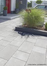 An der außenanlage hat sich noch nichts getan, das steht noch aus. Die Aussenanlage Vor Dem Haus Mit Einem Pflanzbeet In Zwei Bereiche Unterteilen Rechts Eingangsbereich Und Outdoor Parkplatz L Vorgarten Pflanzenbeet Pflanzen