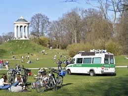 Die bezeichnung englischer garten wurde von den englischen landschaftsgärten übernommen, die friedrich ludwig von sckell bei der gestaltung des geländes zum vorbild genommen hatte. Corona Munchen Polizei Raumt Komplette Wiese Im Englischen Garten Arger An Hotspots Munchen