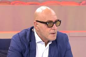 Kiko Matamoros aparece con gafas de sol en Sálvame y se derrumba tras un  comentario