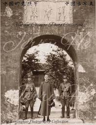 民國十六年 1927年 四月十八日 北伐中的國民政府奠都南京 並舉行政府委員就職典禮 此為蔣介石著長衫在明孝陵謁陵后留下的珍貴影像