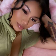 IF YOU ON I-95 DRIVING IN A GREEN HONDA AND JUST PASSED MAURY ST. EXIT YOU  BROWNSKIN WITH A PURPLE BONNET ON, YOU DID NOT HAVE TO BITE THAT DAMN APPLE  LIKE