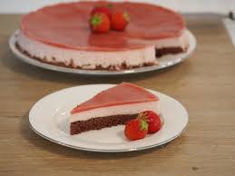 Den kuchen mit erdbeerhälften und streudekor dekorieren. Erdbeercreme Torte Mit Fruchtspiegel 26cm Springform 12 Stucke