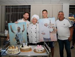 El delantero festejó su cumpleaños 34 en la concentración de la selección argentina, donde le llovieron cientos de obsequios y felicitaciones. Messi Sopla Velas En Tres Pasteles De Cumpleanos