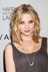 Tüm saçını tepede toplarken bir taraktan yardım alabilirsiniz. Trend Kut Sac Modelleri Aktif Moda