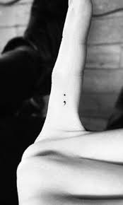 50 Auffallige Fingertattoos Zu Denen Frauen Einfach Nicht Nein Sagen Konnen Tattooblend Semik In 2020 Fingertattoo Minimalistische Tatowierungen Semikolon Tattoo